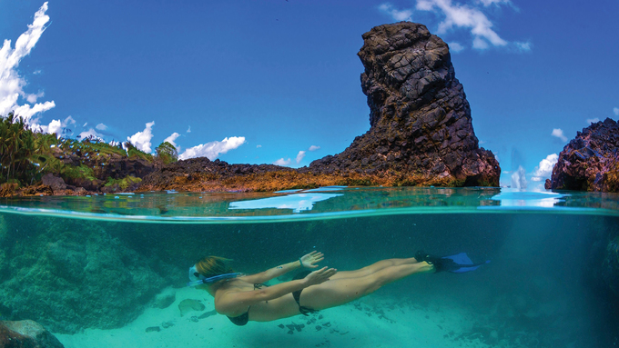 Bãi biển Dolly là một dải cát trắng được đóng khung bởi rừng dừa trên cạn. Những hồ nước nông bao quanh bởi đá ở bờ biển thích hợp với những hoạt động lặn ống thở, bơi lội của khách du lịch. Ảnh: Aussie Specialist.