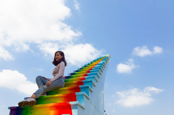 Từ Tết Nguyên đán, chiếc cầu thang được mệnh danh là "nấc thang lên thiên đường" được bố trí tại công viên Đầm Sen (quận Tân Phú, TP HCM). Mô hình này phỏng theo cầu thang vô cực từng "gây sốt" ở Đà Lạt hồi cuối năm ngoái.