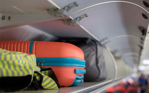 Hầu hết các hãng chỉ cho phép khách mang lên máy bay kiện đồ trong khoảng 5-10 kg, phổ biến nhất là 7 kg. Ảnh: Expert Reviews.