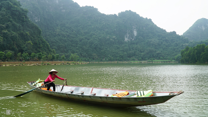 Thung Nham là một địa điểm nằm tại xã Ninh Hải, huyện Hoa Lư, cách trung tâm thành phố Ninh Bình khoảng 12 km. Nơi này tọa lạc trong quần thể danh thắng sinh thái Tràng An và không xa tuyến tham quan Tam Cốc - Bích Động nên du khách có thể dễ dàng tìm đến Thung Nham từ các địa điểm trên.