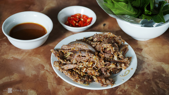 Bạn cũng đừng quên chọn các món chế biến từ dê núi cho các bữa ăn trong ngày. Đây là một trong những đặc sản không thể bỏ qua khi đến Ninh Bình.