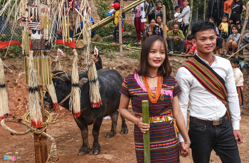Đôi bạn trẻ trong trang phục truyền thống của đồng bào dân tộc Kadong nắm chặt tay nhau thể hiện tình cảm trong ngày hội của buôn làng.