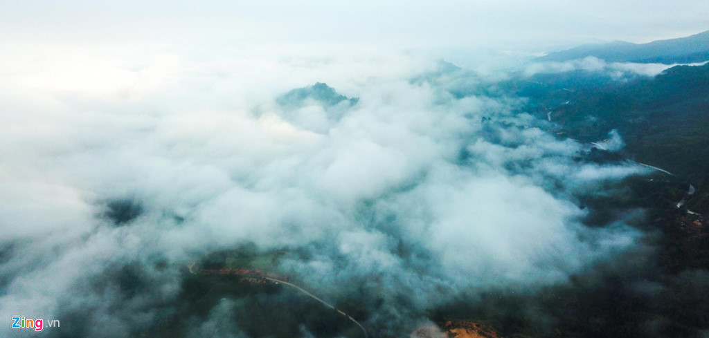 Mây trắng xóa tạo nên cảnh quan kỳ thú bên trong các thung lũng ở xã Sơn Long, huyện vùng cao Sơn Tây. Từ TP Quảng Ngãi lên đến những địa điểm này khoảng 70 km, du khách có thể đi bằng ôtô hoặc xe máy. Thời điểm "săn mây" vào lúc sáng sớm hoặc 16-17h.