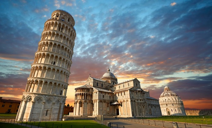 Tháp nghiêng Pisa là công trình kiến trúc nghệ thuật nổi tiếng của Italy. Chính độ nghiêng thách thức thời gian đã khiến tòa tháp trở thành kiệt tác của nhân loại. Ảnh: Magical Earth.