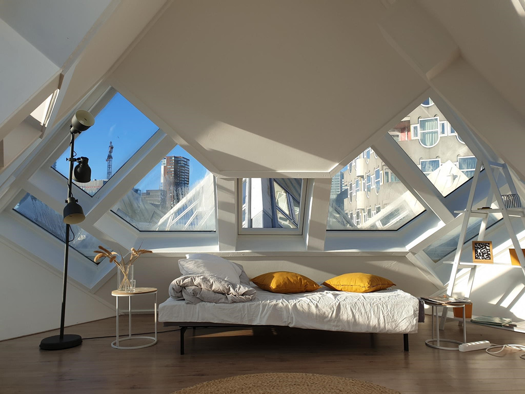 Đến Rotterdam, du khách có thể lưu trú tại những phòng dorm 6 giường ở trung tâm với giá khoảng 26 USD/đêm. Hầu hết phòng tập thể đều bao gồm khăn trải giường miễn phí, WiFi và bữa sáng tự chọn. Phòng riêng kép sẽ có giá khoảng 57-80 USD/đêm.