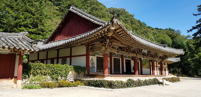 Điện Kwanum được làm năm 1449, là bảo vật quốc gia số 57 của Triều Tiên. Thiết kế đầu tiên của chùa bằng gỗ hoàn toàn, sau nhiều lần trùng tu, kết cấu hiện tại chủ yếu là bê tông, cốt thép.