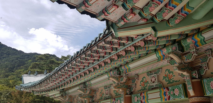 Năm 1951, ngôi chùa bị đánh bom, một nửa trong số 24 tòa nhà đã bị hư hỏng. Trải qua nhiều lần cải tạo, chùa Pohyon vẫn giữ được nét kiến trúc nguyên bản.