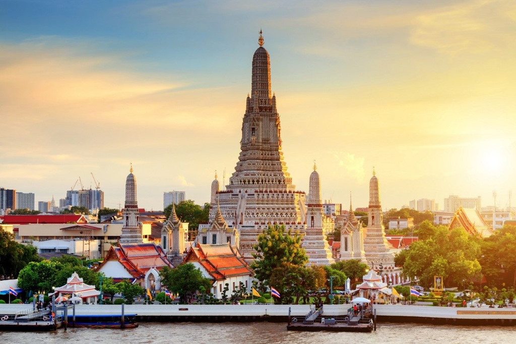 Wat Arun là một trong những ngôi chùa cổ kính nhất của Bangkok (Thái Lan), có tên tiếng Việt là Bình Minh. Tương truyền, khi vua Thaksin quyết định xây dựng kinh đô mới tại Thonburi, ông đã tới đây vào một buổi bình minh. Ngôi chùa sau đó đã được đổi tên thành Wat Chaeng (nghĩa là sự sáng sủa của buổi bình minh). Ảnh: Matichonacademy.