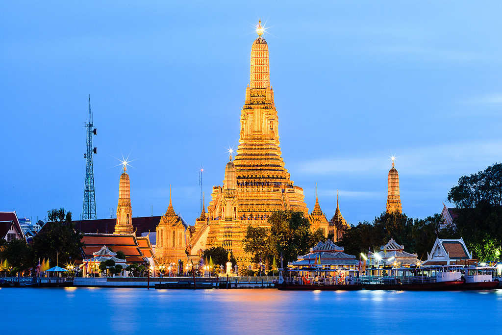 Sau này, khi vua Rama II kế vị, ông đã mở rộng nơi này, trong đó có ngọn tháp trung tâm. Ngọn tháp được trang trí lộng lẫy và trở thành tâm điểm của chùa. Nơi đây từng được xem là ngôi nhà của Phật Ngọc, trước khi thủ đô và hoàng cung di dời sang bên kia sông. Ảnh: WordPress. 