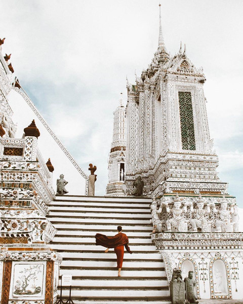 Ngôi chùa hùng vĩ cao hơn 70 m. Xung quanh các ngọn tháp, những mảnh kính hoặc gốm sứ nhỏ được trang trí, tạo màu sắc lộng lẫy, bắt mắt, làm nên nét đẹp riêng biệt cho điểm đến này. Thậm chí, nhiều người còn xem đây là một trong những ngôi chùa đẹp nhất Thái Lan. Ảnh: Thaiticketmajor.
