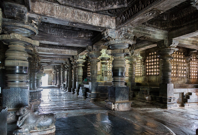Đền được xây dựng từ năm 1121 tới 1160, dưới thời vua Vishnuvardhana Hoysaleshwara. Điều gây ngạc nhiên nhất với khách du lịch là những cây cột đá trong đền. Rất nhiều người cho rằng chúng trông giống như sản phẩm của máy móc cơ khí hiện đại, dù được tạo ra từ gần 900 năm trước. Ảnh: Dmitry Pavlov.