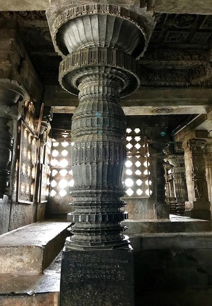 Trên thực tế, các nhà khảo cổ học cũng đưa ra ý kiến những cột trụ này được chế tác bằng máy tiện nhưng không thể giải thích được cách làm của người Hoysala. Ảnh: Wikimedia.