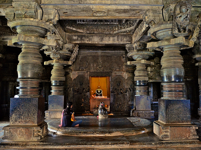 Gian thờ đặt Shiva linga, biểu tượng thờ phụng mang ý nghĩa sự sinh sôi nảy nở trong trời đất. Hoysaleshwara thực chất là hai ngôi đền có kiến trúc giống hệt nhau, một cho nhà vua và một cho nữ hoàng. Ở bên ngoài còn có hai nandi, kiến trúc giống ngôi đền nhưng nhỏ hơn thờ thần bò, xung quanh là lối đi bằng đá. Ảnh: Wikipedia.
