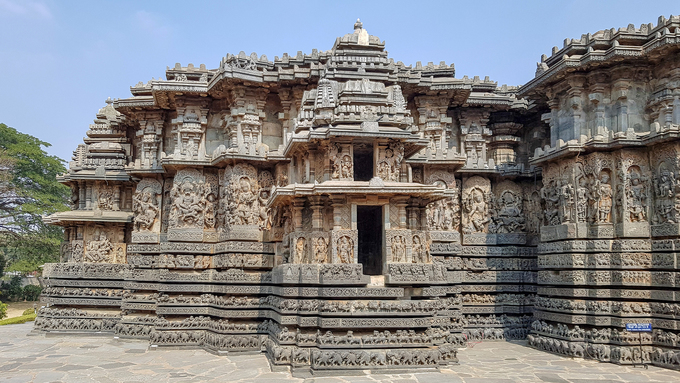 Bức tường bên ngoài đền là sử thi của đạo Hindu được kể bằng nghệ thuật điêu khắc. Các nhà nghiên cứu, nhà phê bình đánh giá 240 tác phẩm điêu khắc của ngôi đền là kiệt tác vùng Nam Á. Ảnh: Davidthegray.
