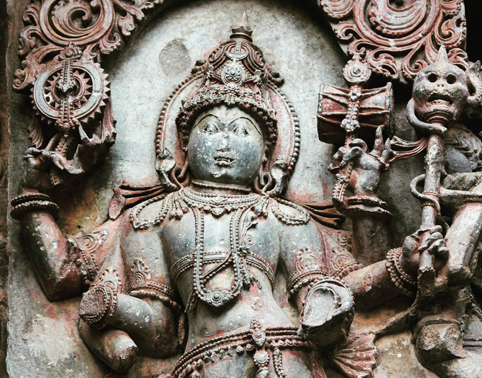 Đồ vật nằm trên tay phải của vị thần Masana Bhairava trong bức phù điêu gợi liên tưởng đến một loại máy móc cơ khí nào đó với bánh răng xung quanh. Tuy nhiên, lịch sử Ấn Độ không có bất cứ ghi chép nào nói về việc người Hoysala sở hữu các công nghệ hiện đại phục vụ cho việc xây dựng ngôi đền. Ảnh: JestPic.