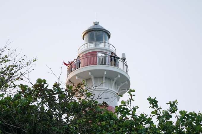 Nhiều du khách lên ngọn đèn để tham quan và chụp hình toàn cảnh biển Ba Làng An.
