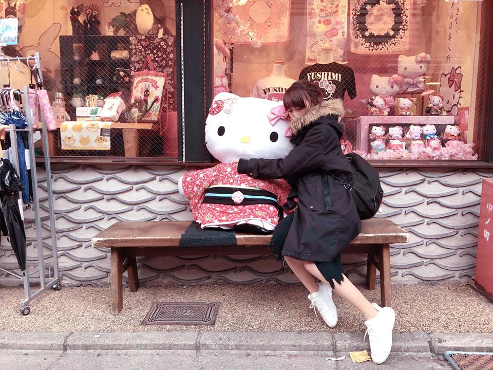 Em mèo dễ thương ở góc hàng lưu niệm Fushimi, được mấy bạn nữ xếp hàng chụp như idol vậy