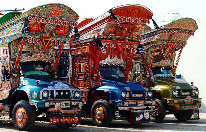 Những năm 1970, các du khách Mỹ và châu Âu trở về nhà với những bức ảnh chụp xe tải, xe bus sơn màu rực rỡ chạy khắp các đường phố ở Pakistan. Paradise, cuốn sách về hành trình từ Thổ Nhĩ Kỳ qua Iran đến Nam Á, đã ghi lại sự ngạc nhiên của một nhóm thanh niên hippie châu Âu khi biết tới Truck Art (Nghệ thuật trang trí xe tải).