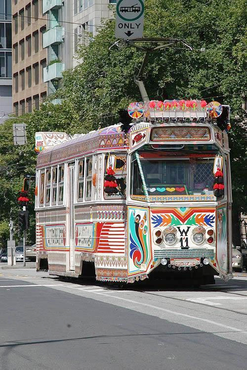 Sự nổi tiếng của Truck Art đã vượt ra khỏi biên giới Pakistan. Nhà mốt Dolce & Gabbana từng sử dụng chúng trong các thiết kế của mình. Năm 2015 tại buổi biểu diễn của họ, chiếc xe kéo được sơn theo phong cách Truck Art tại Milan, Italy và làm nền cho các bộ sưu tập. Năm 2006, tàu điện ở Australia mang phong cách này cũng thu hút rất nhiều sự chú ý của người dân địa phương.