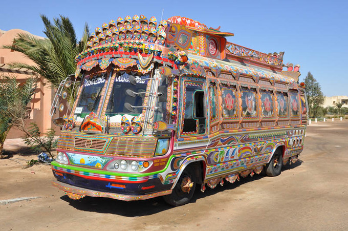 Ngoài những chiếc xe tải, nhiều phương tiện khác ở Pakistan cũng được trang trí lộng lẫy không kém như xe bus hay xe kéo. Chiếc xe chở khách với anh chàng phụ xe trong chiếc áo truyền thống giữa hàng ngàn nét cọ nâu, vàng, đỏ, trắng trông đậm chất “điện ảnh”.