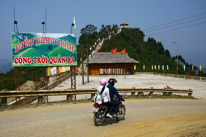 Trên đường từ quốc lộ 4C xuống thung lũng Tam Sơn, có một điểm dừng chân là Cổng trời Quản Bạ. Từ đây, du khách có thể chiêm ngưỡng toàn bộ thung lũng. Năm 2010, Núi Đôi được xếp hạng di tích danh lam thắng cảnh quốc gia.