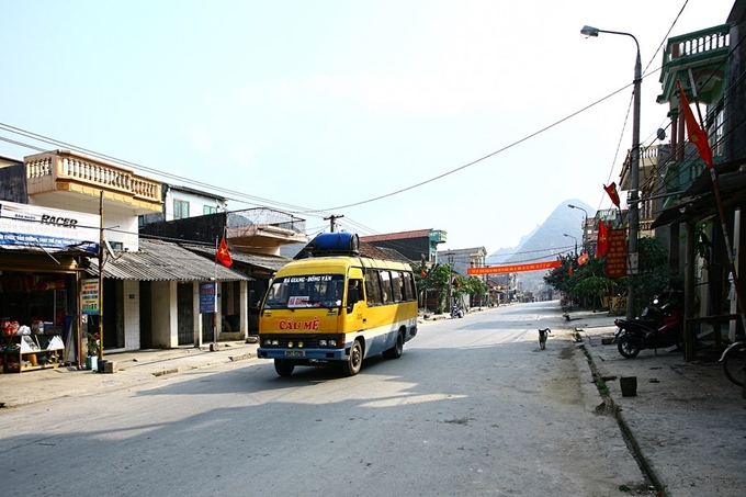 Con phố chính của thị trấn Tam Sơn dưới chân những dãy núi. Đường rất vắng và bình yên, thi thoảng mới có một chuyến xe chạy qua.