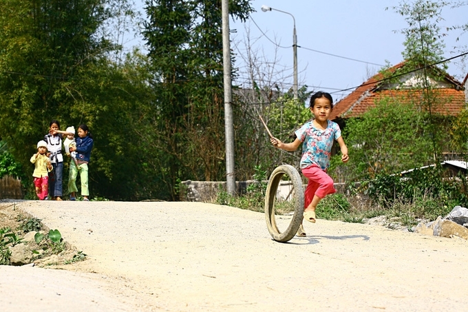 Các thôn xóm trong thung lũng có nếp sống bình yên, trẻ nhỏ vẫn duy trì những trò chơi đơn giản.