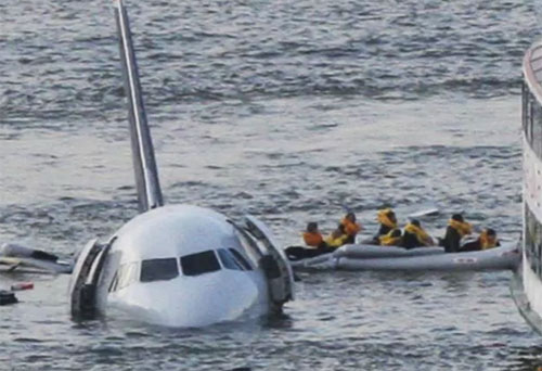 150 hành khách đều sống sót sau sự cố trên chiếc Airbus A320 vào năm 2009. Khi đó, cơ trưởng đã buộc phải hạ cánh trên sông Hudson (Mỹ) để đảm bảo tính mạng cho mọi người. Ảnh: News.