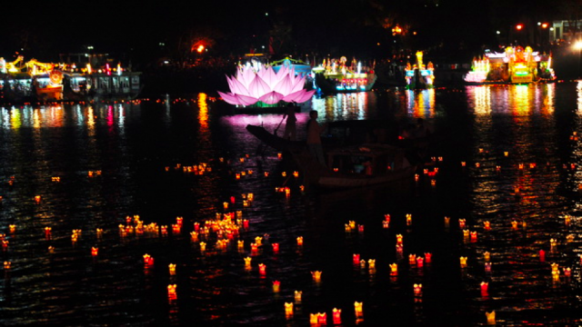 Thả đèn hoa đăng trên sông Hương.