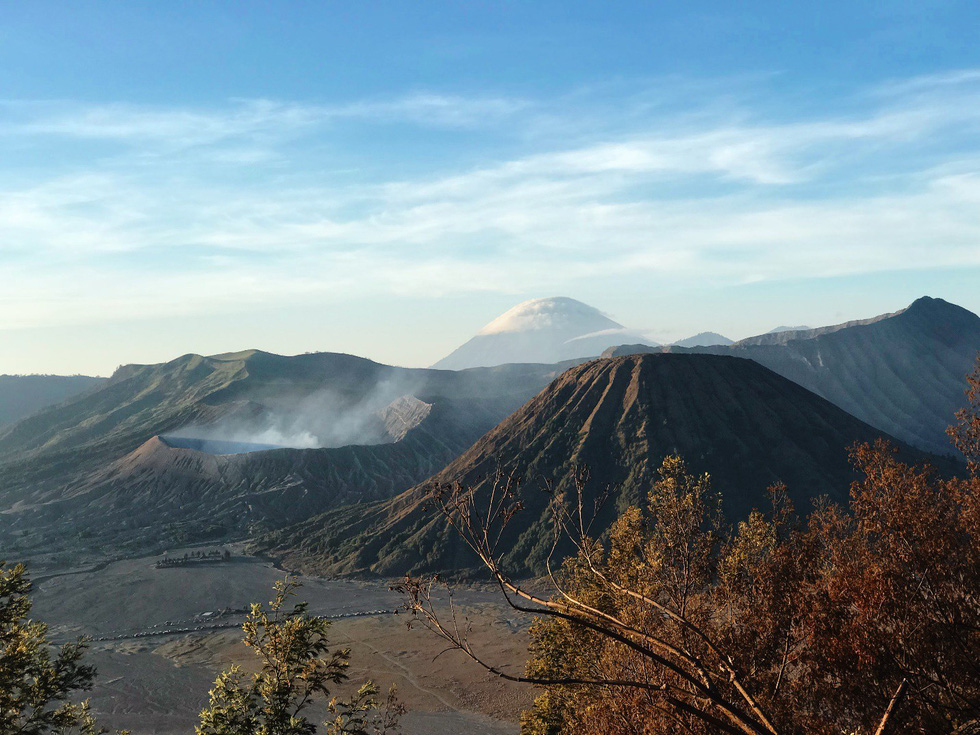 Nhìn từ xa, núi Bromo nổi bật giữa khung cảnh hùng vĩ - Ảnh: NGÔ HOÀNG ANH