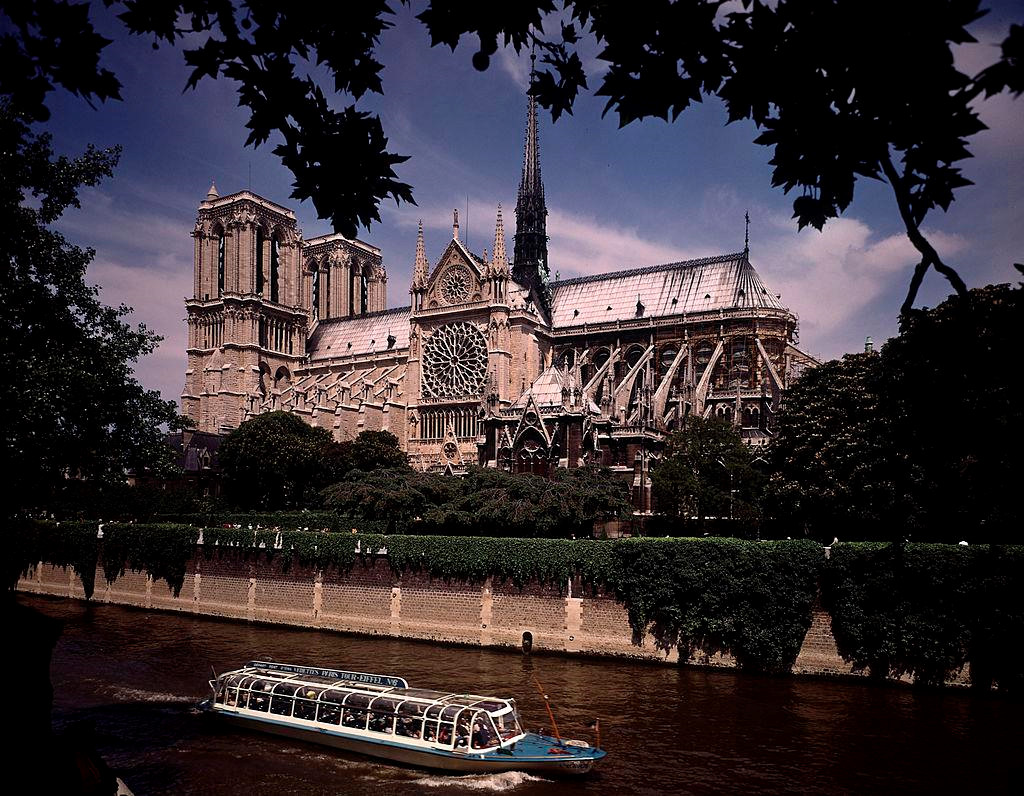 1. Nhà thờ Đức Bà Paris (tiếng Pháp: "Cathédrale Notre-Dame de Paris") được xây dựng từ cuối thế kỷ 12, tọa lạc ở đảo Cité trên sông Seine ở thủ đô Paris. Nơi đây từng bị huỷ hoại vào cuối thế kỷ 18, thời gian diễn ra cuộc Cách mạng Pháp (1789). Công cuộc trùng tu được chỉ đạo bởi kiến trúc sư Eugène Viollet-le-Duc và phải đến cuối thế kỷ 19 mới kết thúc. Ảnh: Getty.