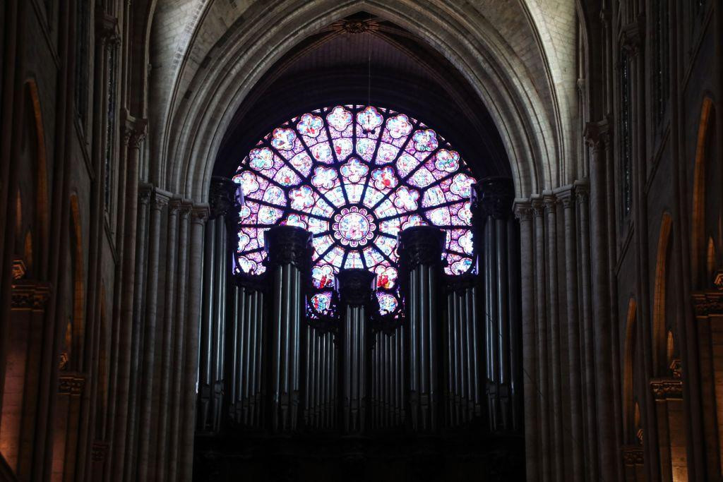 6. Cửa sổ hoa hồng tại Nhà thờ Đức Bà Paris là một tác phẩm nghệ thuật tranh kính nổi tiếng khắp thế giới. Ánh sáng chiếu qua cửa kính, khi vào nhà thờ sẽ biến đổi thành các màu sắc khác nhau với ý nghĩa nhắc nhở mọi người: mỗi người như một sắc màu, ai ai cũng đặc biệt. Ảnh: Getty.