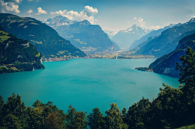 Hồ Geneva là hồ nước lớn nhất ở Tây Âu. Đứng bên hồ nhìn ra xa, du khách có thể chiêm ngưỡng vẻ đẹp của dãy núi Alps. Đến đây du lịch, khách còn được tham gia nhiều trò chơi thể thao dưới nước. Ảnh: Reddit.