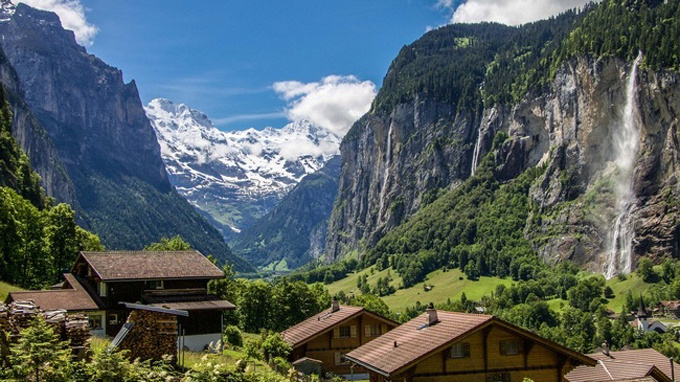 Thung lũng Lauterbrunnen là một địa điểm thử thách lòng can đảm. Nơi này có tới 72 thác nước lớn, trong số đó có thác ngầm lớn nhất thế giới Trümmelbach. Ảnh: Switzerland Tourism.