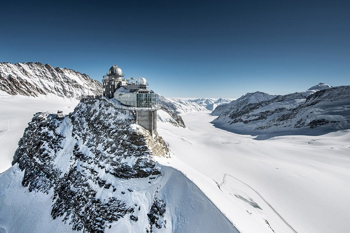 Nóc nhà châu Âu Jungfraujoch là nơi bạn có thể chiêm ngưỡng vẻ đẹp của núi Alps. Du khách sẽ tham gia chuyến tàu trên ga đường sắt cao nhất châu Âu khi tới đỉnh núi cao 3.454 m so với mực nước biển. Ảnh: Geographical.