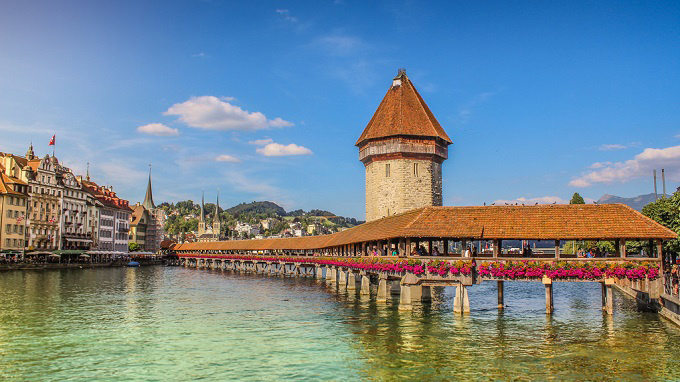 Đến với tour du lịch Thụy Sĩ của Tugo, khách còn được tham quan các địa điểm nổi tiếng khác như trụ sở tòa nhà Liên Hợp Quốc, bảo tàng Hội Chữ thập đỏ hay Kapellbrücke, cây cầu gỗ có tuổi đời lớn nhất ở châu Âu. Được xây dựng từ những năm thuộc thế kỷ 14, trải qua bao biến động của lịch sử và bị phá hủy bởi một đám cháy lớn, cây cầu đã được tu sửa và trở thành điểm du lịch lịch sử hấp dẫn. Ảnh: Flickr.