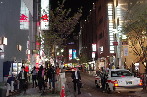 Nakasu được biết là một khu phố đèn đỏ nổi tiếng ở Fukuoka. Ảnh: Phong Vinh.