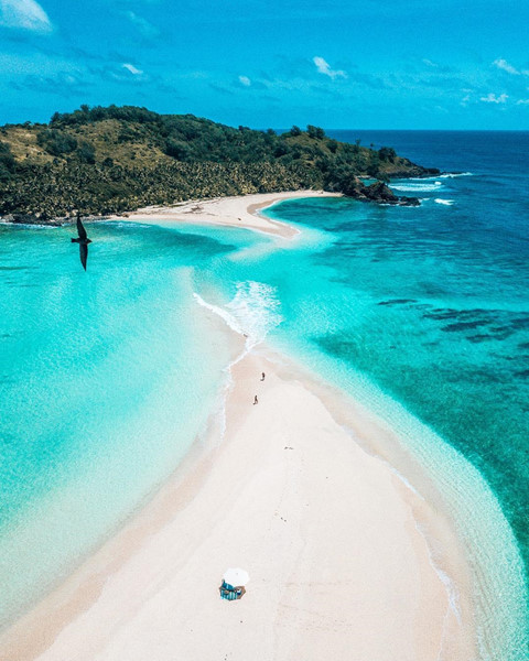 Thời tiết nhiệt đới lý tưởng: Fiji là lối thoát hoàn hảo để bạn tạm tránh xa mùa hè nóng nực. Gió biển nhẹ nhàng cùng ánh nắng mặt trời nhiệt đới ấm áp đã góp phần khiến nơi đây trở thành thiên đường nghỉ mát. Ảnh: Luxuryworldtraveler, Hotelsandresortsafrica.