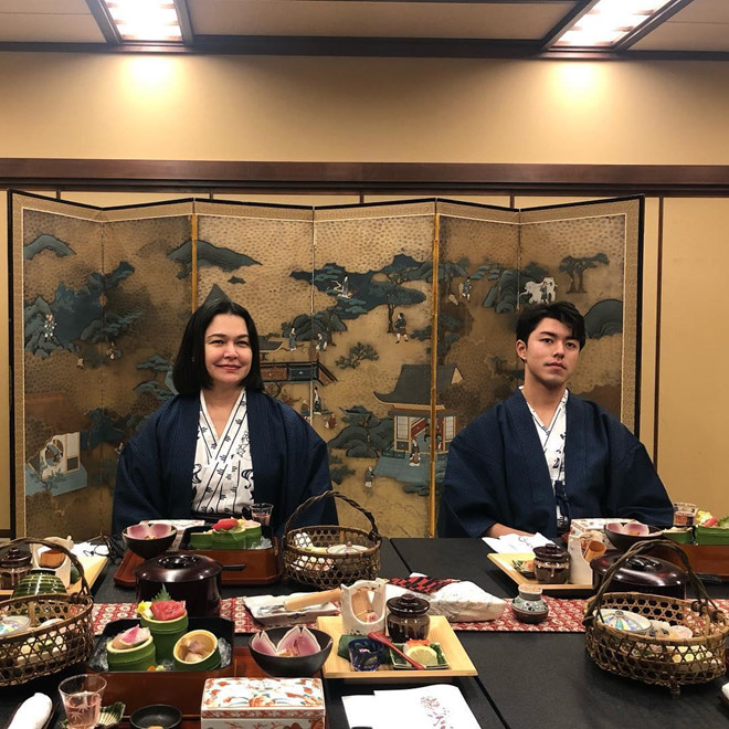 Bảo tàng hộp âm nhạc Otaru với nét kiến thời kỳ phục hưng cũng là một địa điểm check-in nổi tiếng mà Nine Naphat chọn dừng chân. Chuyến thăm Nhật Bản sẽ không trọn vẹn nếu bạn bỏ qua con đường Sushi ở Otaru và thưởng thức món ăn này.