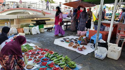 Chợ Tamu Kianggeh ngoài trời nằm bên bờ sông Kianggeh. Ảnh: Travel sisters.