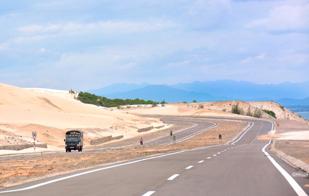 Đoạn Bàu Trắng - Hòa Phú - Phan Rí Cửa sẽ khiến ta có cảm giác đi trên những con đường viễn Tây của Mỹ. Đường thẳng tắp xuyên qua những sa mạc cát mênh mông. Cát chuyển màu từ vàng sang đỏ, cuối cùng là màu trắng tinh bất tận.