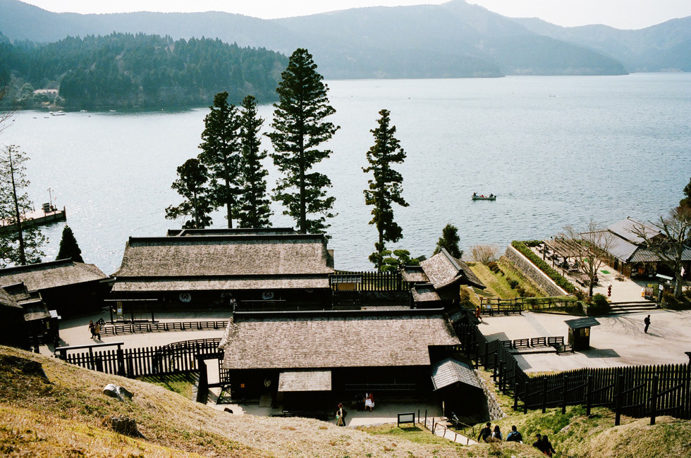 Hồ Ashi nhìn từ gác canh ở Hakone, Kanagawa - Ảnh: ĐĂNG TRÌNH