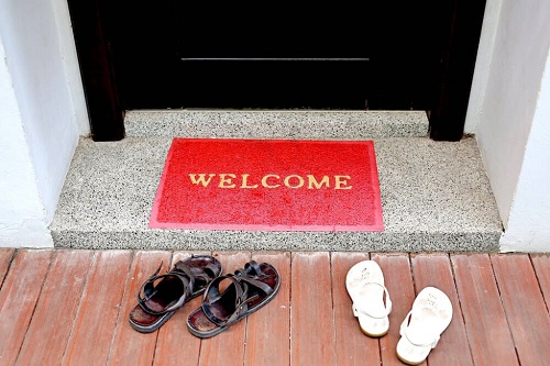 Giày, dép sẽ được xếp ngay ngắn trước khi bước vào nhà ở Malaysia. Ảnh: The Culture Trip.