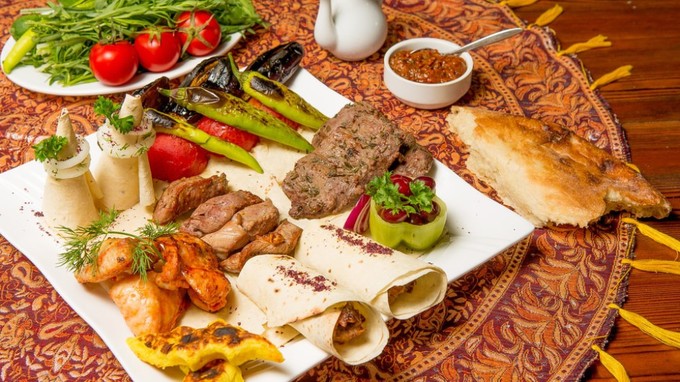 Ẩm thực phong phúNhững món ăn truyền thống của Azerbaijan là sự kết hợp đặc sắc giữa phương Đông và phương Tây, nhưng vẫn giữ nét độc đáo. Những món ăn nổi bật chính là cơm Pilaf nấu với nhụy hoa nghệ tây, súp cừu Piti, phiên bản kebab riêng hay bánh đậu phộng mật ong Pakhlava. Ảnh: Faig Aliyev.