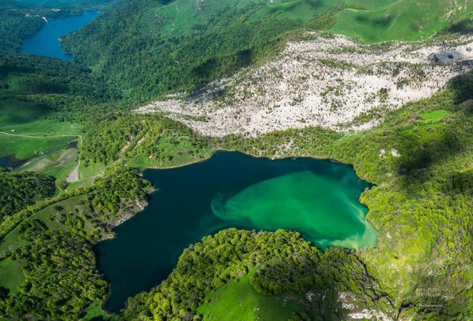 Thiên nhiên nguyên sơNhững người yêu thiên nhiên không thể bỏ lỡ cơ hội khám phá Azerbaijan, từ dãy Kavkaz kỳ vĩ trải dài khắp miền bắc nước này, đến biển Caspi - hồ nước mặn lớn nhất thế giới với diện tích bề mặt 371.000 km2 và thể tích 78.200 km3. Trên ảnh là hồ nước xanh Göygöl tự nhiên nằm ở chân dãy Murovdag thuộc Rặng núi Tiểu Kavkaz. Ảnh: Baku Media Center.