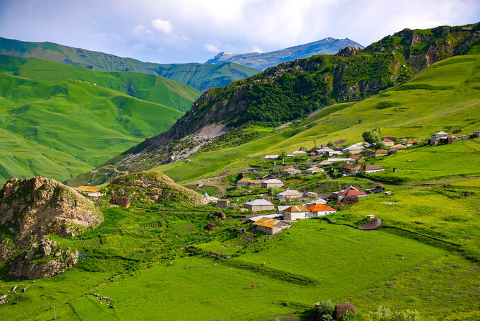 Những ngôi làng hẻo lánh dãy núi Kavkaz trải dài khắp miền bắc Azerbaijan và Georgia, rải rác những ngôi làng giàu màu sắc lịch sử và văn hóa. Ảnh: Camel KW/Flickr.