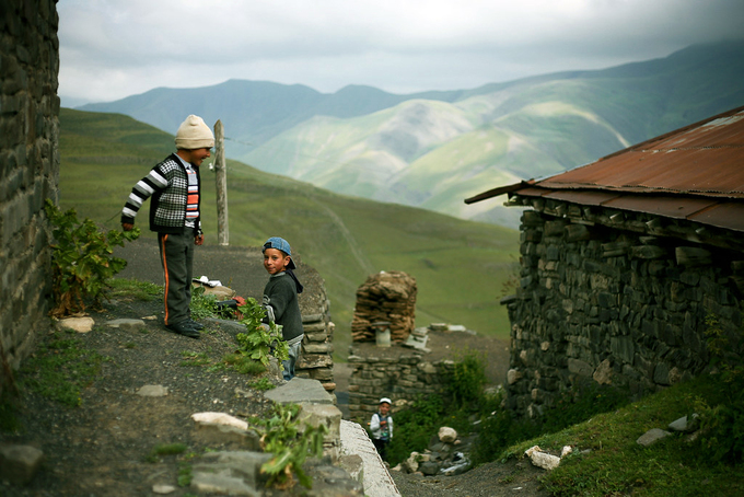 Thành phố Quba là một điểm du lịch nổi tiếng nằm ở phía tây bắc Azerbaijan trên núi Shahdag, với những ngôi làng thú vị như Xinaliq (ảnh), Laza và Buduq. Trong đó Xinaliq là ngôi làng cổ cao nhất, xa xôi và hẻo lánh nhất ở Azerbaijan trong vùng Kavkaz. Khoảng 2.000 người sống trong làng, nói tiếng Khinalug và Azerbaijan. Ảnh: @shh/Flickr.