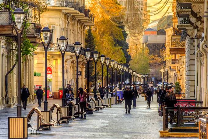 Paris trên dãy KavkazThành phố Baku vốn được mệnh danh là Paris trên dãy Caucasus, với những đại lộ trải dài ven bờ biển Caspi. Nơi đây vừa mang nét quyến rũ của một đô thị trung cổ, vừa có dáng vẻ của chốn thành thị hiện đại, bất cứ góc nào trong thành phố cũng có thể khiến du khách muốn dừng chân thăm thú. ​Nếu ghé thăm thủ đô Azerbaijan, du khách hãy dạo qua phố Nizami (ảnh) với không khí sôi động về đêm, phố cổ Icheri Sheher, quảng trường Fountains, tháp Maiden và điện Shirvan Shahs.Đặc biệt, lần đầu tiên một trận chung kết UEFA Europa League sẽ diễn ra tại SVĐ Olympic ở thủ đô Baku vào 29/5, giữa hai CLB Anh Chelsea và Arsenal. Ảnh: Davudazul.