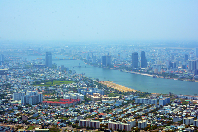 Từ phi cơ, Đà Nẵng hiện ra đúng với tên gọi "thành phố của những cây cầu". Du khách dễ dàng ngắm cầu Sông Hàn, cầu Rồng, cầu Thuận Phước... cùng những toà nhà cao tầng.