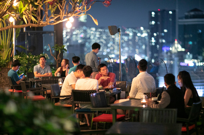 Shri Restaurant & LoungeĐây là nhà hàng, quán cà phê nằm trên tầng cao nhất của một tòa nhà thuộc đường Nguyễn Thị Minh Khai, quận 3, bắt đầu hoạt động từ năm 2010. Nếu không gian bên trong đem lại cho du khách sự lãng mạn và sang trọng, chỗ ngồi bên ngoài lại thoáng mát, dễ chịu. Quán thường xuyên đón những nhóm khách muốn tìm nơi thư giãn và có thể ngắm Sài Gòn về đêm.